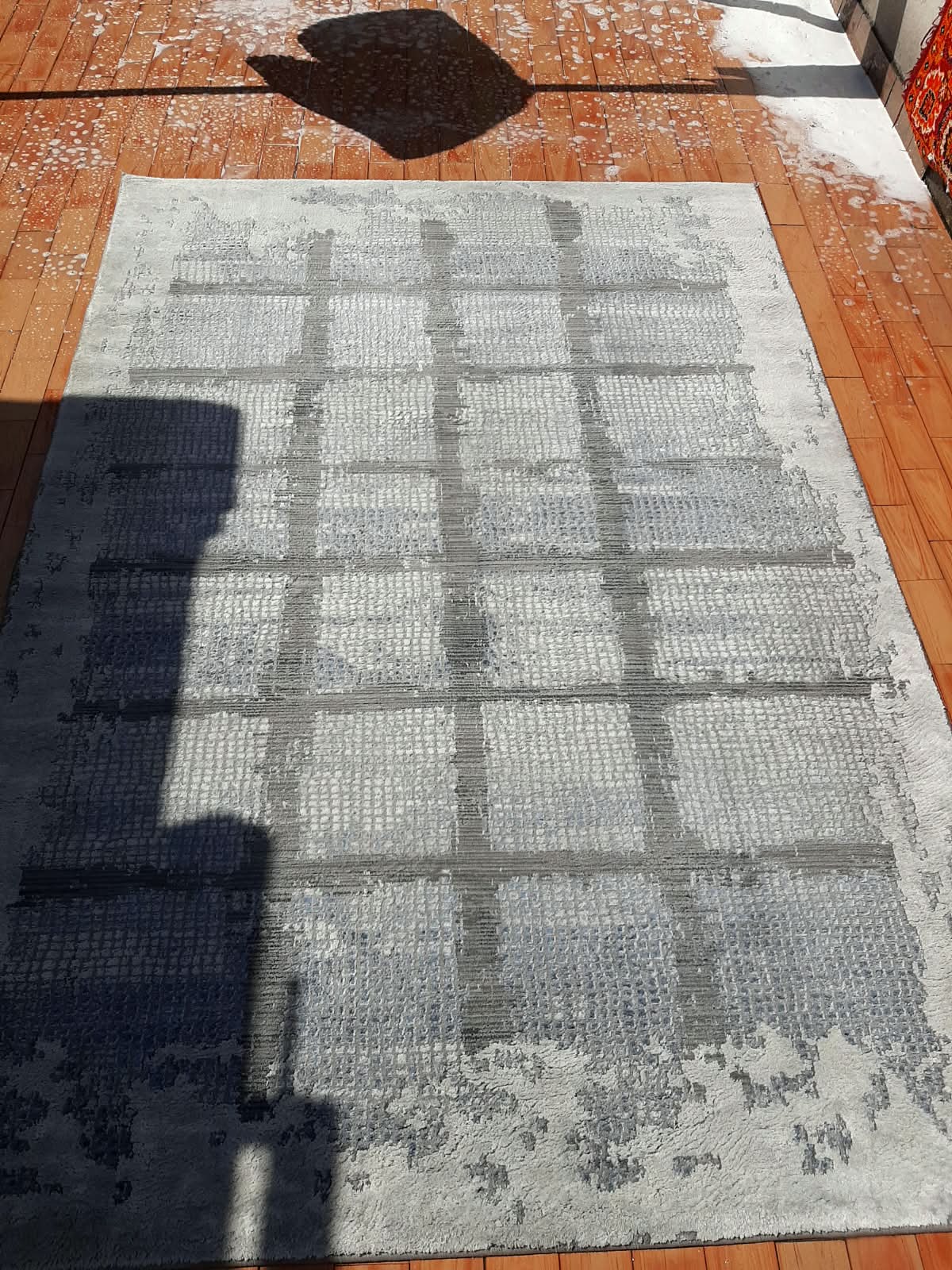Alfombra y tapete lavados por Aseo Cristal Jireh durante su proceso de secado