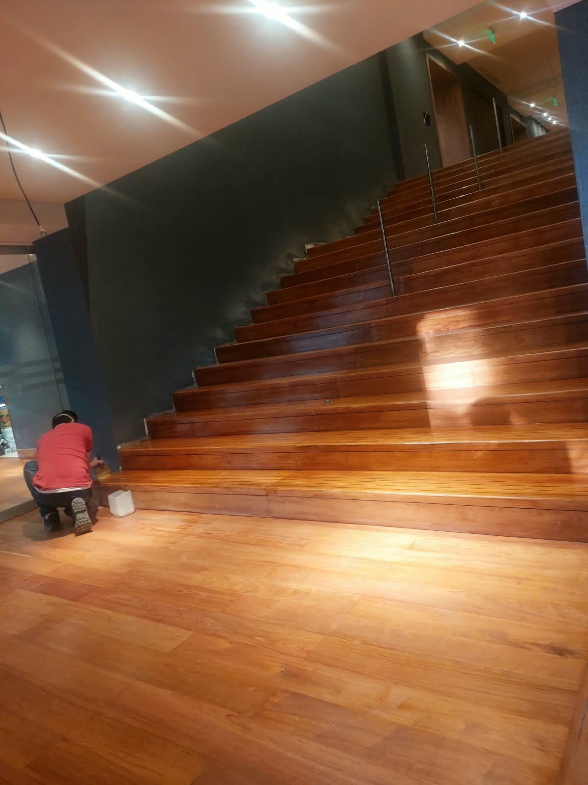 Después: Pulido y lacado de madera maciza
