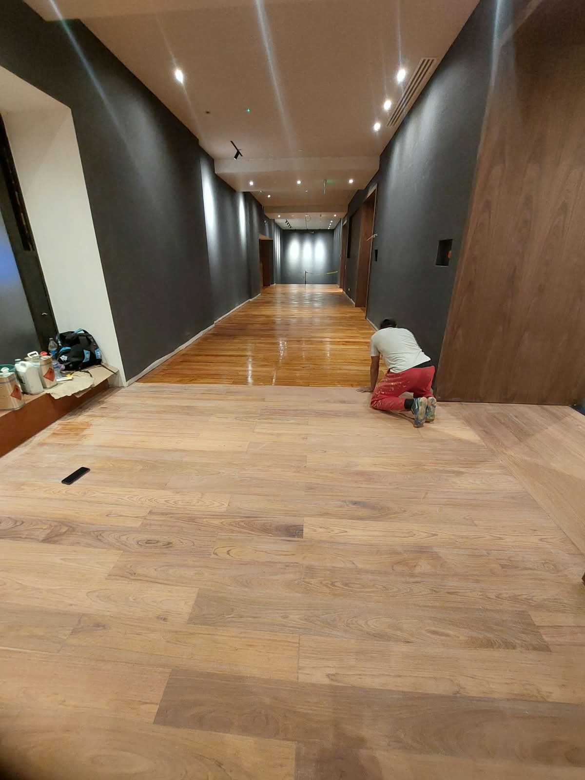 Operario realizando el pulido y lacado de madera maciza